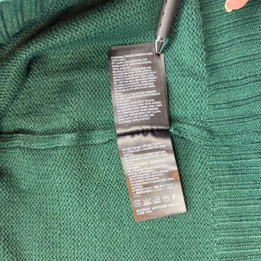 H&M Ladie's Forrest Green Crew Neck Slightly Cropped, Oversized Sweater